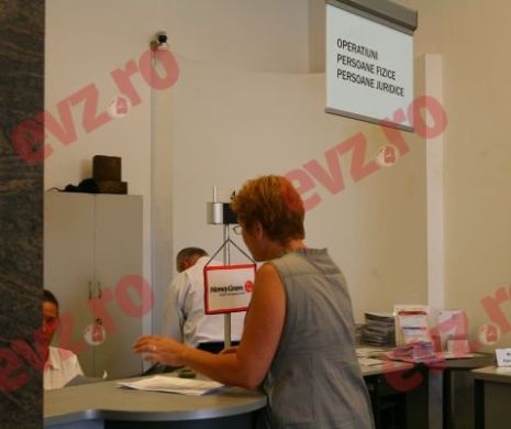 GRECII își recapătă încrederea: DEPUN tot mai mulți bani în bănci