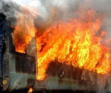 Incendiu pe calea ferată în Hunedoara. O locomotivă mistuită de flăcări şi sute de oameni au rămas blocaţi în trenuri