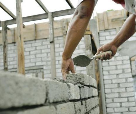 Piaţa imobiliară este pe val? Tot mai mulţi români cumpără locuinţe din stadiul de proiect!