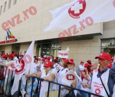 Revolta halatelor albe continuă! Guvernul aruncă un „os” de 25%, medicii nu mușcă momeala