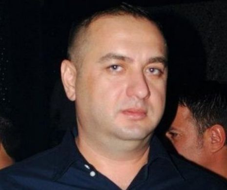 REVOLTĂTOR. Aroganţa unui fiu de şmecher de la noi. Îşi aprinde un chiştoc cu o hârtie de 100 de euro!