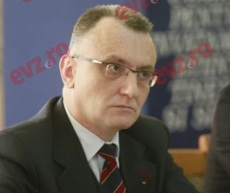 Salariile din educație, negociate din nou în Guvern în septembrie.
Ministrul Educației, Sorin Cîmpeanu, după discuțiile cu sindicaliștii: "Educația este un domeniu prioritar. Așteptăm legea salarizării ca să mărim salariile"