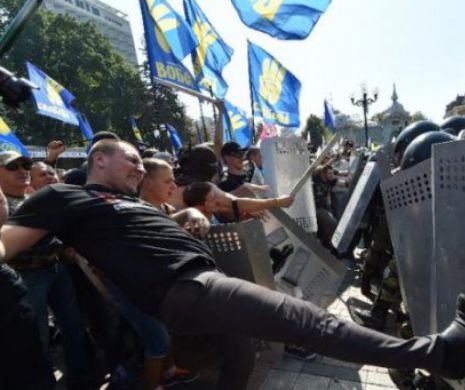VIOLENŢE la Parmentul din Ucraina: Cel puțin 90 de persoane au fost rănite | VIDEO