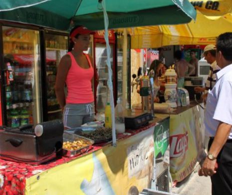 Zeci de mii de tone de produse alimentare alterate, confiscate de inspectorii sanitar veterinari, pe litoral, în sezonul estival 2015. Peste 200 de agenţi economici, sancţionaţi