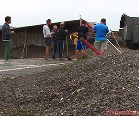 20 de tone de seminţe de floarea soarelui au blocat drumul spre Vaslui