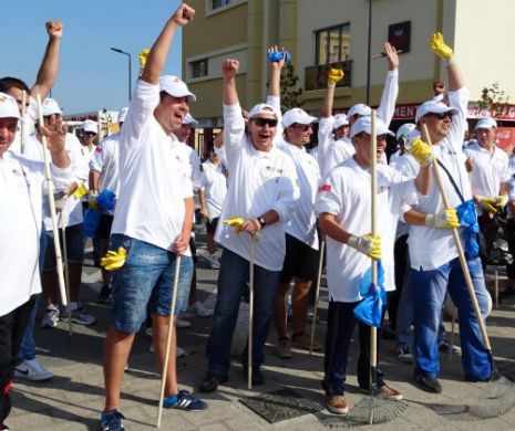 Americanii şi românii au făcut „lună” plaja Mamaia, de Ziua Internaţională a Curăţeniei Costiere