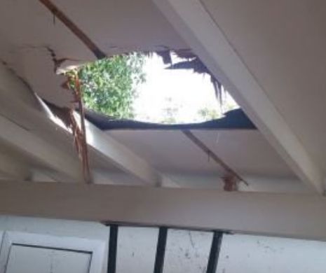 Au crezut că sunt INVADAŢI de EXTRATEREŞTRI după ce un pachet căzut din cer le-a făcut o gaură imensă în tavan