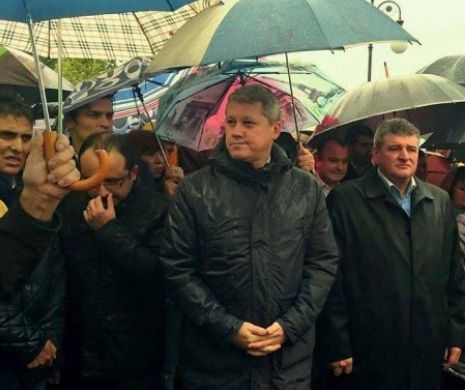 Cătălin Predoiu are purtător de umbrelă