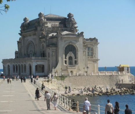 Cazinoul Constanţa rămâne “trist şi rece”, distrus de neglijenţa autorităţilor.