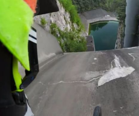 Ce a fost in capul lui? S-a dat cu bicicleta pe un baraj si a filmat totul | VIDEO