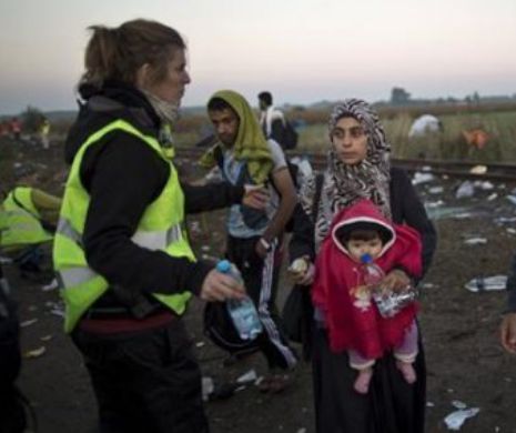 Cinci traficanţi de IMIGRANŢI au fost prinşi la graniţa României. Trei dintre ei au fost REŢINUŢI pentru 24 de ore