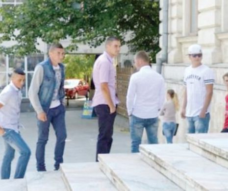 Clipe de panică pentru violatorii din Vaslui! Duba cu care erau duşi la proces a fost izbită de un autotursim