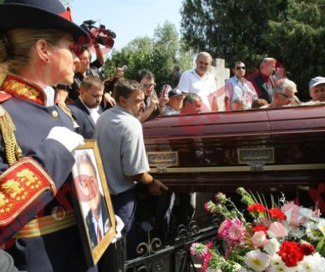 Corneliu Vadim Tudor va fi condus pe ultimul drum. Momente EMOŢIONANTE la BISERICĂ | GALERIE FOTO