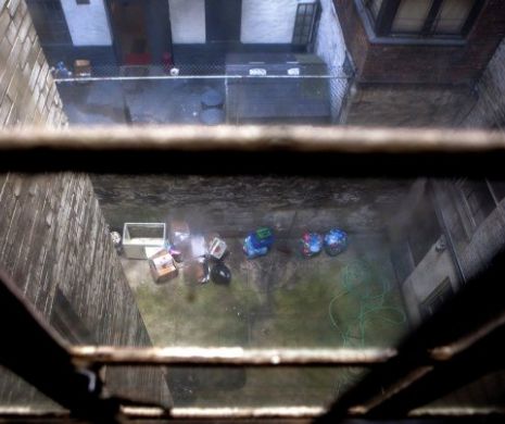 CRUZIME inimaginabilă. Şi-a ARUNCAT bebeluşul de la etajul 7, în timp ce era încă ATAŞAT de CORDONUL ombilical