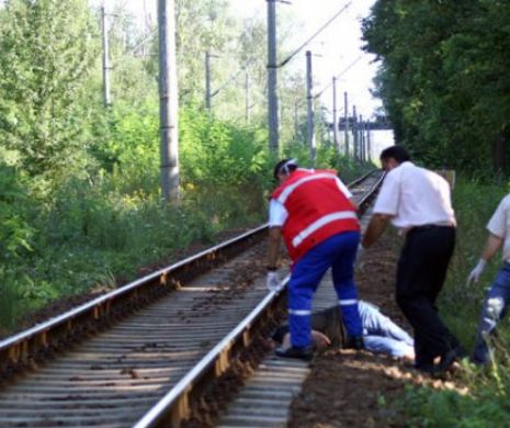 CUTREMURĂTOR. O femeie a vrut să SINUCIDĂ şi s-a ARUNCAT în faţa trenului. Avea şi copilul în braţe