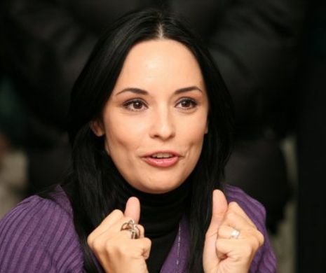 Dovada clară că Andreea Marin nu poate trăi fără presă. „Zâna” colecţioneză tablouri cu ea de când apărea pe prima pagină