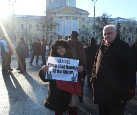 După ce l-a făcut revoluționar pe un ins condamnat pentru corupție, Iohannis pasează vina pe alții