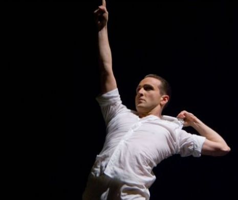 EVZ EXCLUSIV. Răzvan Mazilu, decadență interbelică în primul show de cabaret noir din București
