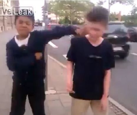 Filmuleţul care a REVOLTAT întreaga PLANETĂ. Un imigrant BATE un copil chiar la el în ţară | VIDEO ŞOCANT