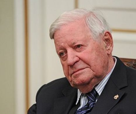 Fostul cancelar german Helmut Schmidt este internat la terapie intensivă