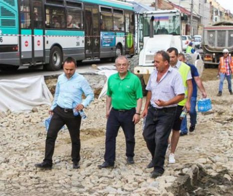 Fostul premier al României, surprins când DIRIJA circulația în haosul de pe străzile Clujului. Emil Boc s-a SĂTURAT și el de șantiere. VIDEO