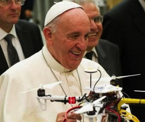 Imagini JENANTE cu Papa Francisc. A ADORMIT în faţa a zeci de mii de oameni | FOTO VIRAL