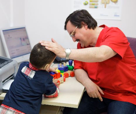 Implantul cohlear la copii nu trebuie plătit de părinți