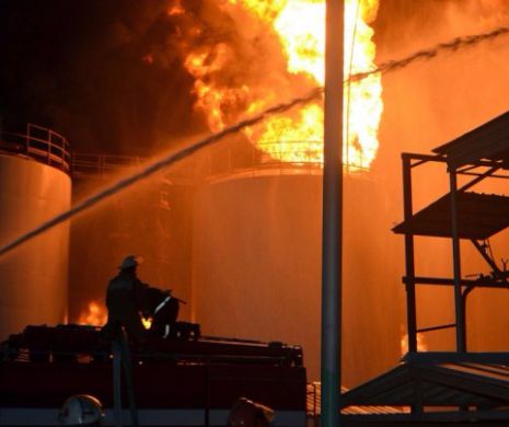 INCENDIU la o conductă de gaze din Ploiești: Doi oameni sunt răniți