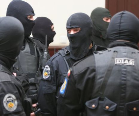 Mascaţii au dat BUZNA la Consiliul Judeţean şi la sediul PNL din Botoşani