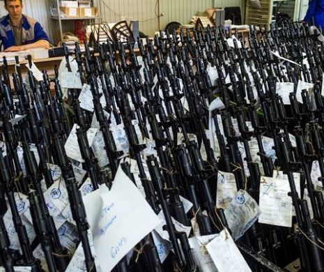 Medic ginecolog român descoperit în Grecia cu un arsenal de arme în locuinţă