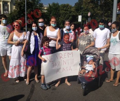 Medicii ies, azi, de două ori în stradă