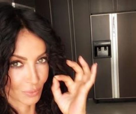 MIHAELA găteşte topless dimineaţa pentru Felix şi face apoi promovare pentru Bănică jr! Iată cum s-a gândit Răduleasca să-l ajute pe fostul soţ