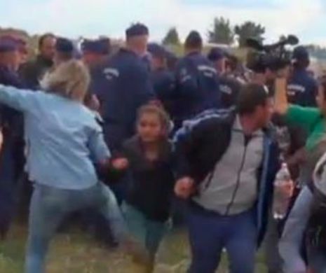 O operatoare a unei televiziuni ungare a fost concediată după ce a lovit cu piciorul migranţi | VIDEO
