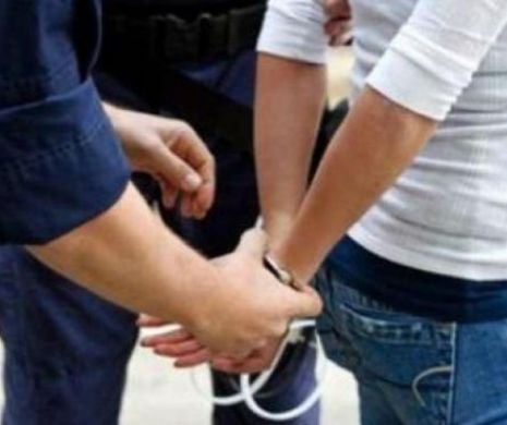 O tânără de 26 de ani a fost reţinută pentru proxenetism