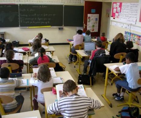 Peste trei milioane de elevi şi preşcolari încep mâine cursurile noului an şcolar