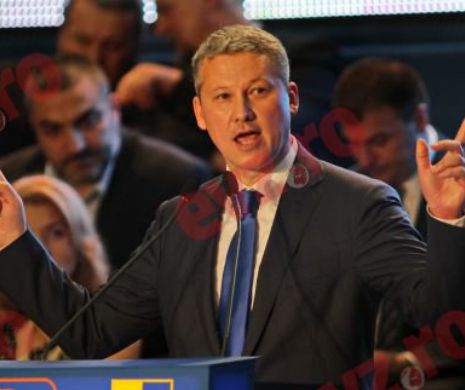Predoiu, după ce a apărut într-o poză, de la mitingul PNL, în care nu își ține singur umbrela : "Nu e nicio problemă între mine şi ploaie"