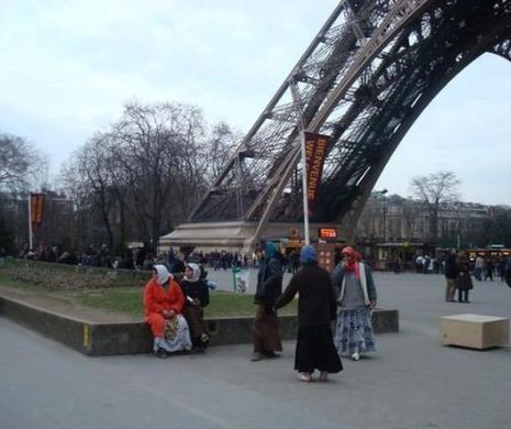 Rețea de trafianți „binecuvântată” de popi. Copii duși la cerșit în Franța, cu acordul părinților, să doarmă pe cartoane și să mănânce din gunoi