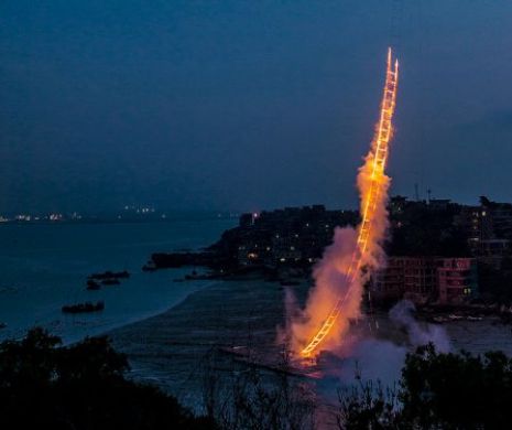 Scară de FOC către CER. Spectacolul uimitor te face să vrei să păşeşti dincolo de nori | Galerie Foto şi Video