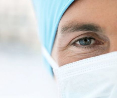 ŞOC. Un celebru ŞTIRIST de la noi umblă  cu o MASCA medicală  LA GURĂ! Toată lumea se întreabă ce a păţit