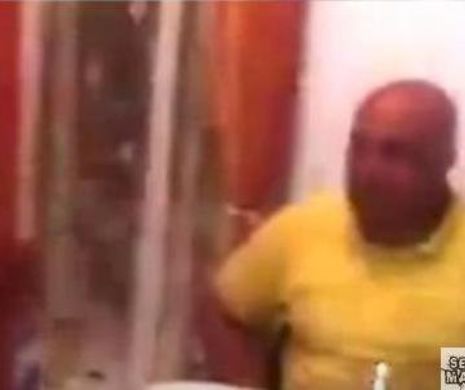 Ştii farsa cu farfuria murdară pe spate, în care îţi pui un prieten să te imite? LEŞINI DE RÂS dacă veţi filmuleţul ăsta cu doi cocalari!!