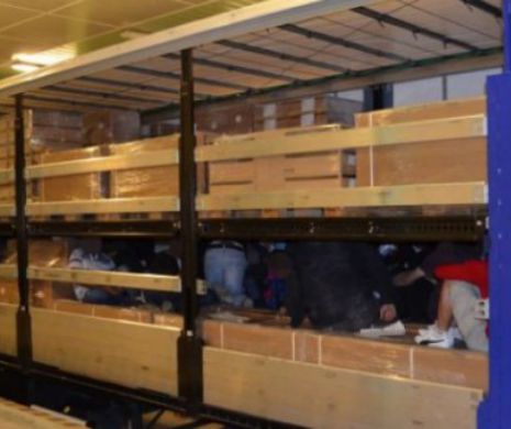 Trei adulţi şi opt minori, ascunşi într-un camion, au fost descoperiţi de poliţiştii de frontieră în vama Giurgiu-Ruse