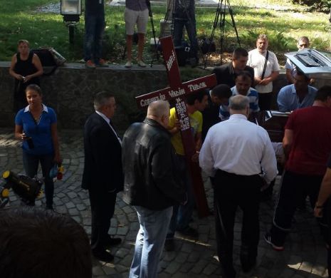 Trupul NEÎNSUFLEŢIT al lui Vadim a fost depus la Biserica Sfântul Gheorghe | GALERIE FOTO