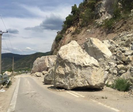 Atenție șoferi! CAD STÂNCI pe carosabil pe Clisura Dunării. Traficul este deja oprit pe un sens