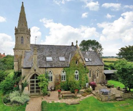 Au transformat Casa Domnului în conac de lux. Mormintele din curte fac însă imposibil de vândut această spectaculoasă locuinţă cu altar şi clopotniţă | IMAGINI SUPERBE