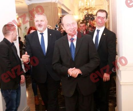 Băsescu, despre alegerea "prea iubitului" Dragnea: "Avem obligația să nu lăsăm greul alegerii marelui conducător al PSD numai pe seama celor domiciliați în CIMITIRE sau celor plecați în străinătate. Să luăm urnele cu asalt!"