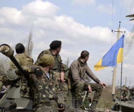 CRIZA DIN UCRAINA. Trupele guvernamentale și rebelii separatiști încep retragerea armamentului ușor