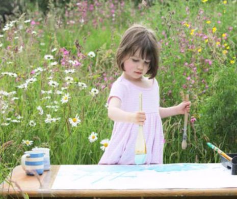 Cu adevarat impresionant: Cine o ajuta pe aceasta micuta pictorita suferinda de autism?
