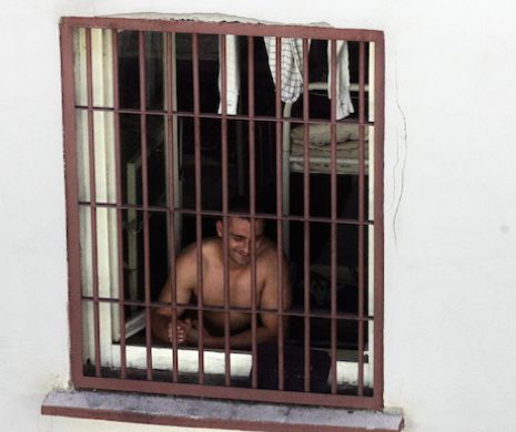 Deţinut din Penitenciarul Iaşi, cercetat după ce ar fi înşelat patru femei prin metoda ”Accidentul”