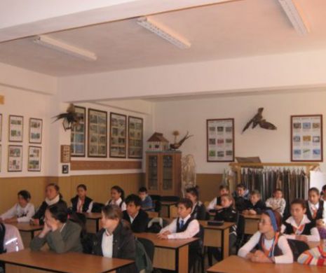 Director de şcoală, demis de ISJ Constanţa. A jignit o elevă şi a trimis-o acasă să-şi schimbe fusta