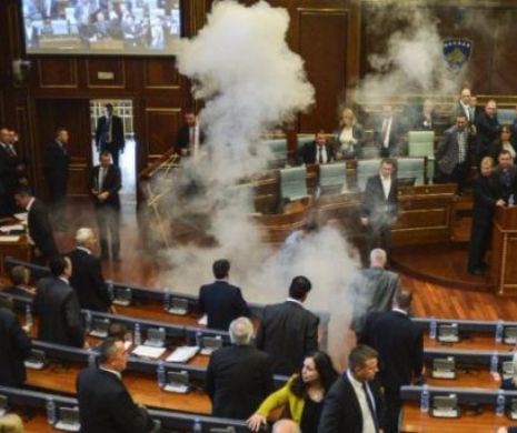 GAZE LACRIMOGENE în timpul dezbaterilor din PARLAMENT